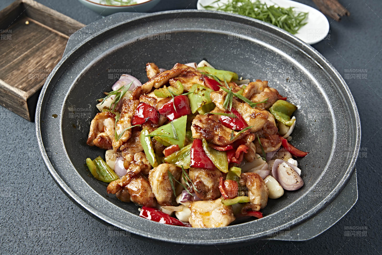 石锅蒜香彩椒洋葱烧鸡腿肉图片