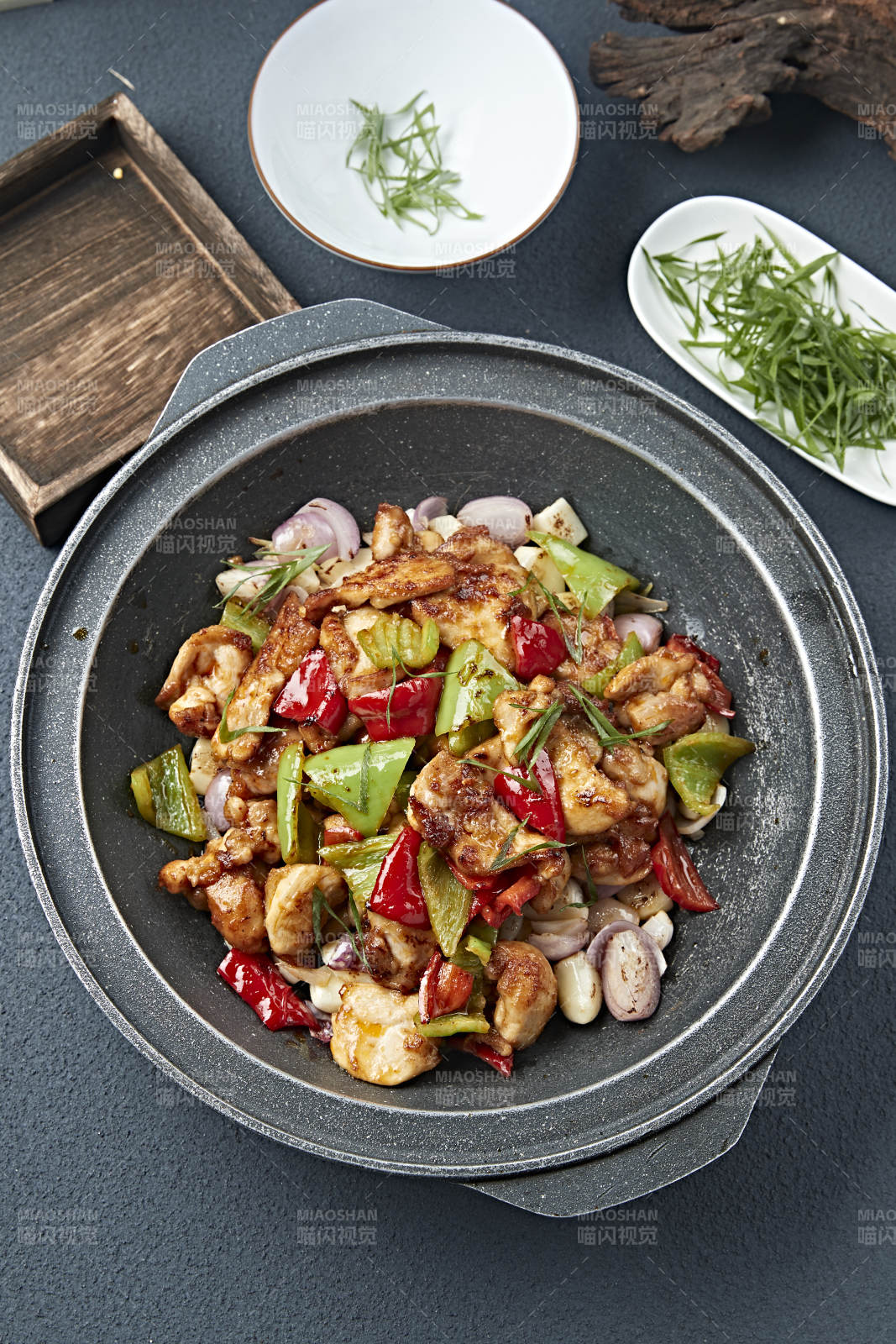 石锅蒜香彩椒洋葱烧鸡腿肉图片