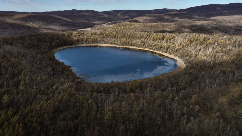 阿尔山湖心秋色图片