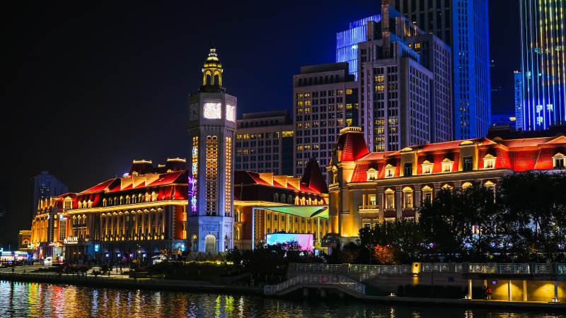 天津解放桥夜色中的城市风光图片