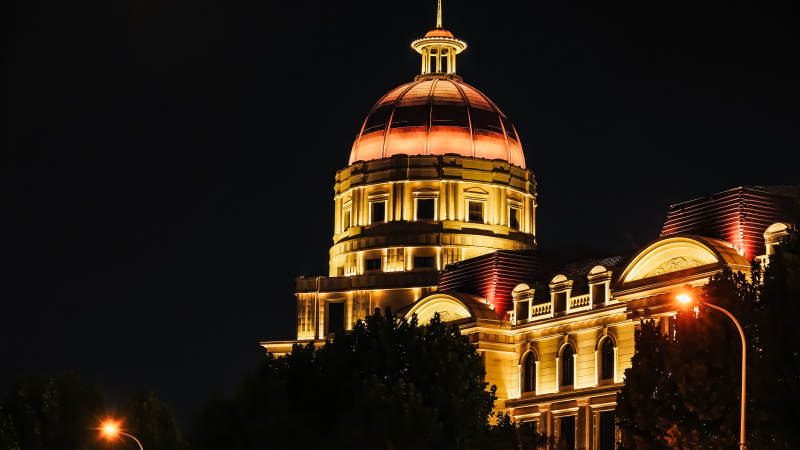 天津夜幕下的宏伟穹顶图片
