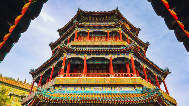 北京颐和园佛香阁古塔飞檐映蓝天图片