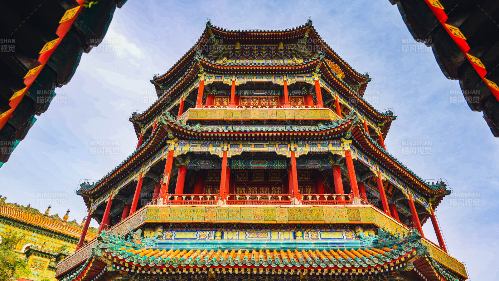 北京颐和园佛香阁古塔飞檐映蓝天图片