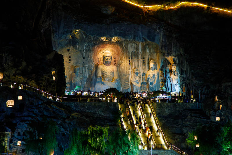 洛阳市龙门石窟卢舍那大佛夜景图片