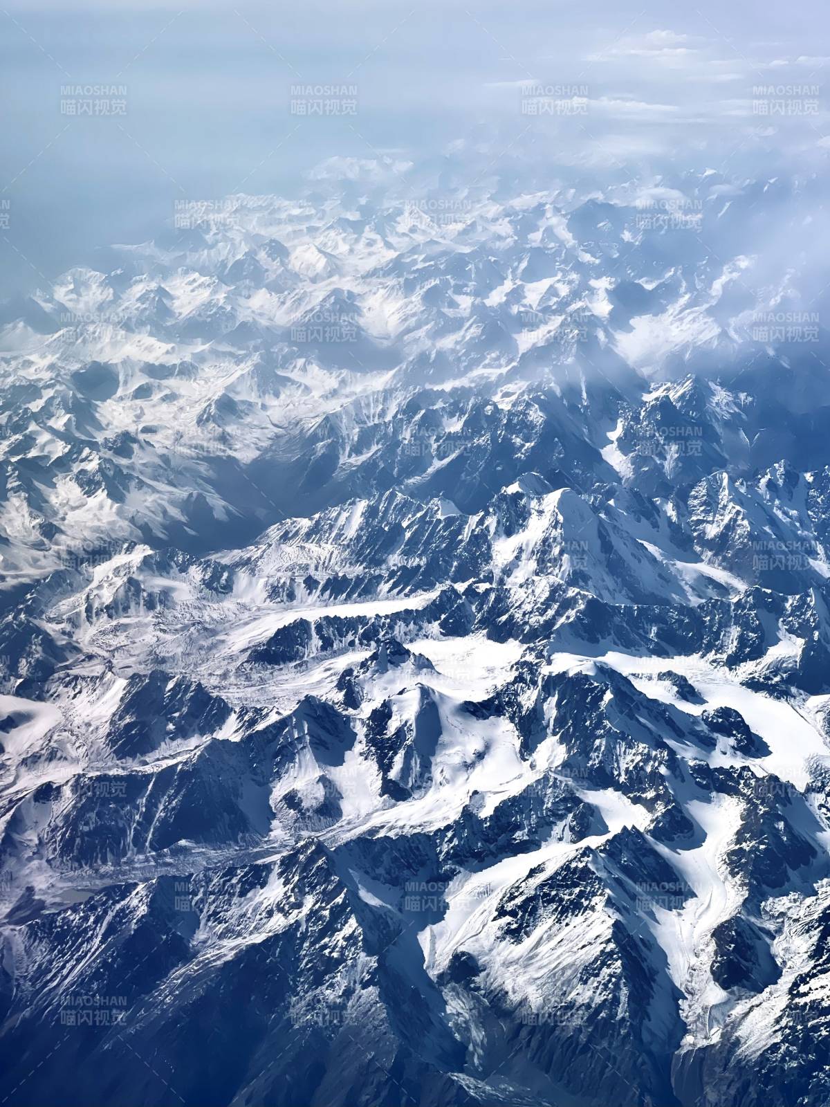 新疆天山 雪山连绵 云海缭绕图片