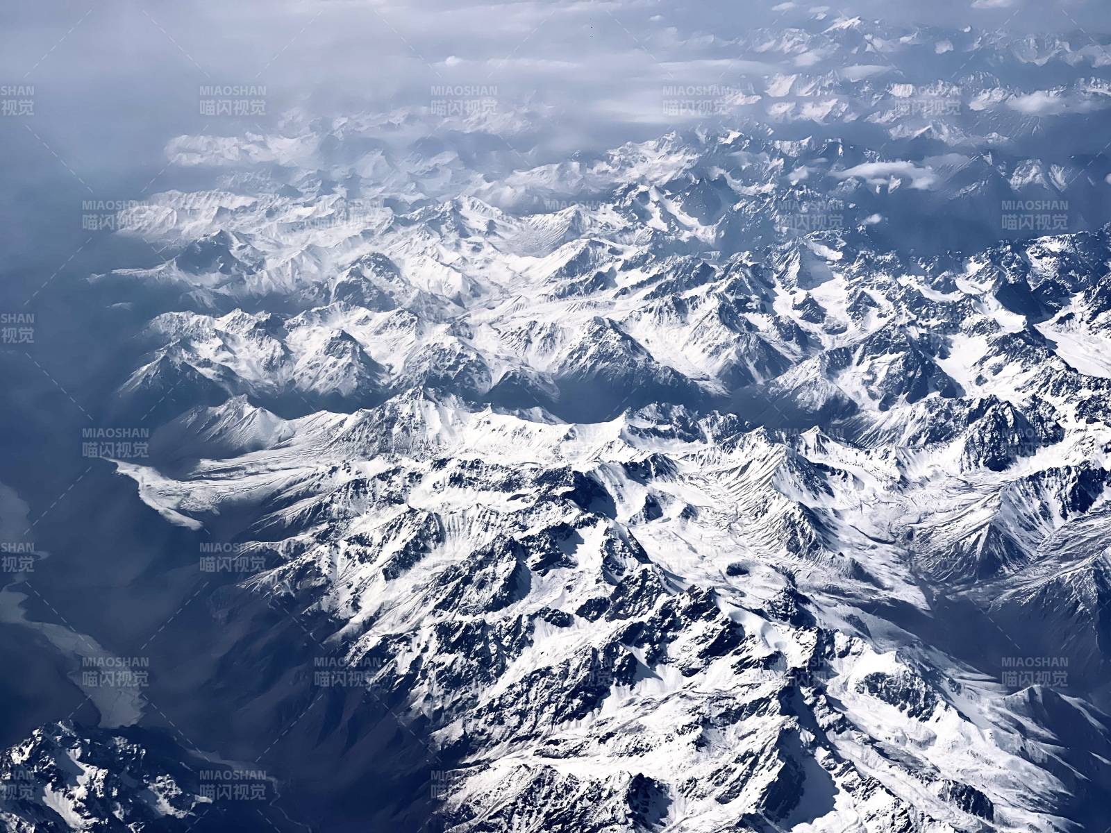 新疆天山雪山壮丽航拍图图片