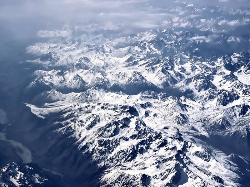 新疆天山雪山壮丽航拍图图片
