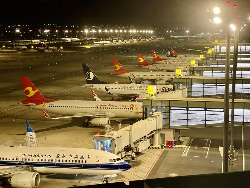 乌鲁木齐天山机场夜航停机坪图片