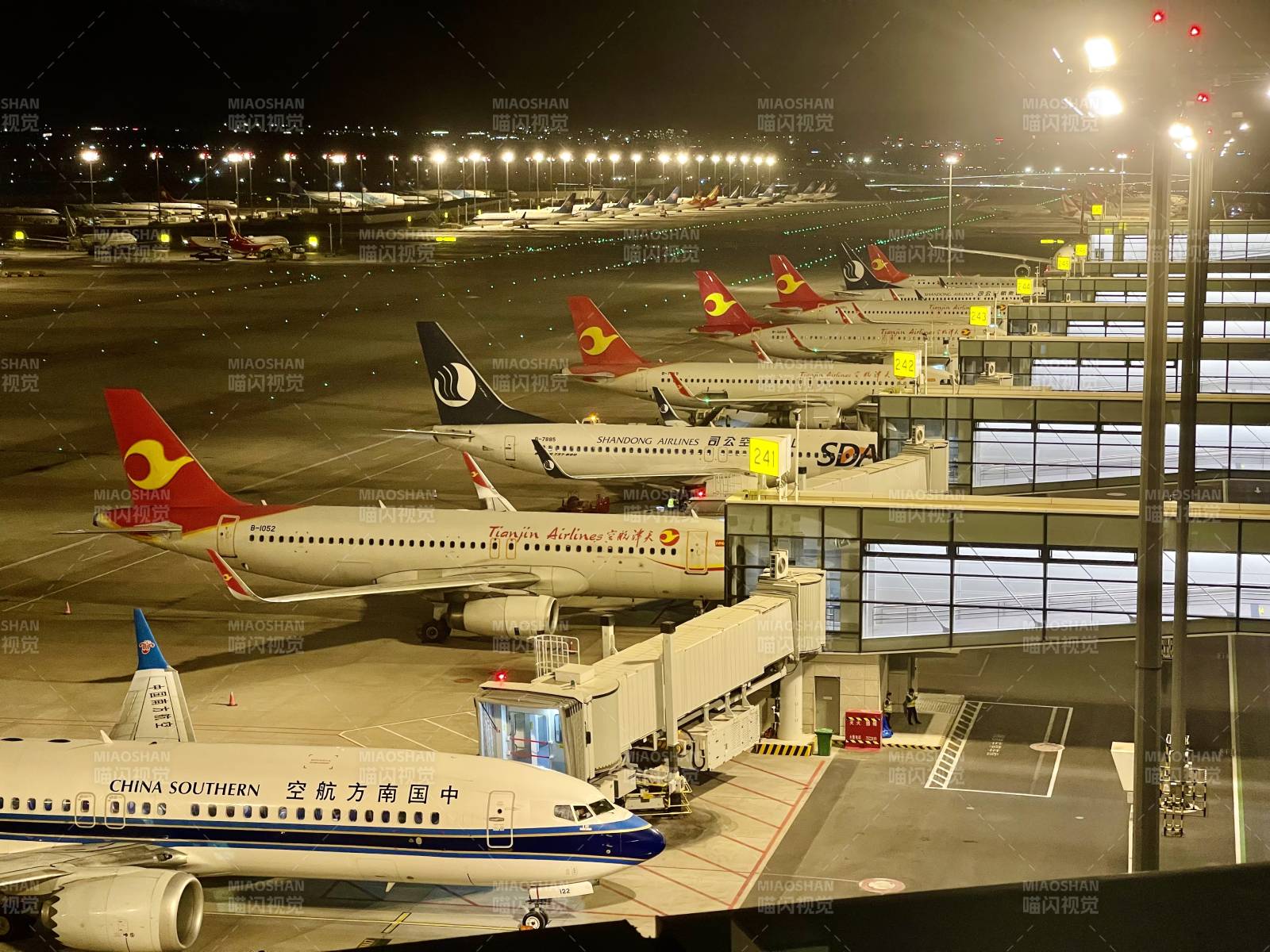 乌鲁木齐天山机场夜航停机坪图片