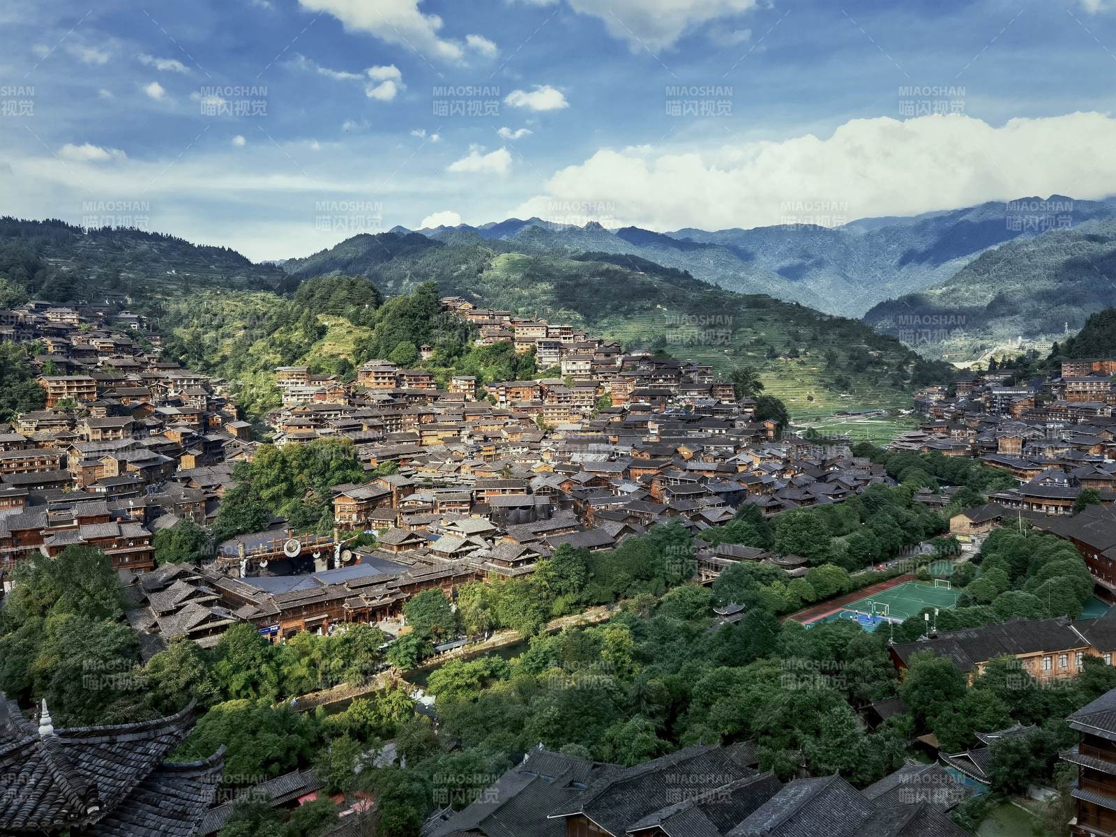 贵州千户苗寨山间古寨风光图片