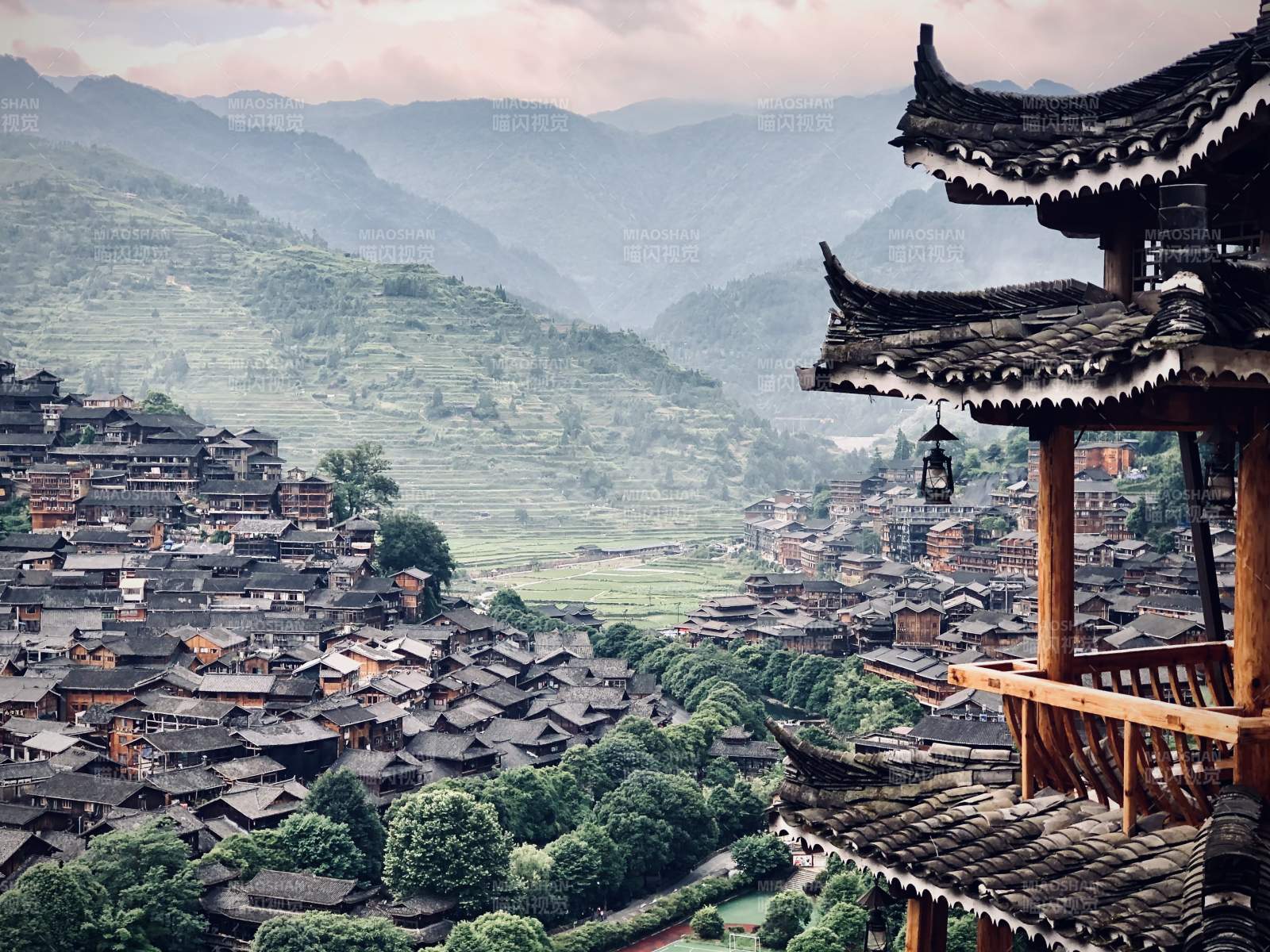 贵州千户苗寨 山间古寨晨景图片