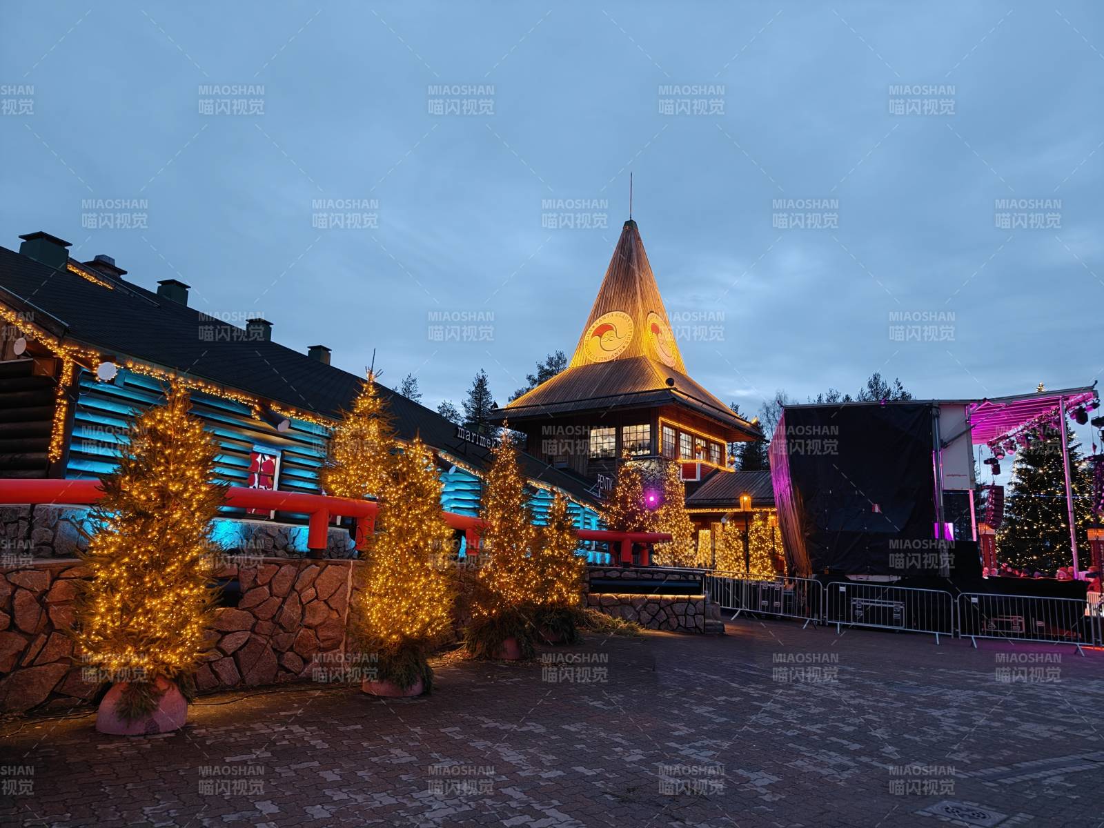 北极圈圣诞夜景灯光璀璨图片