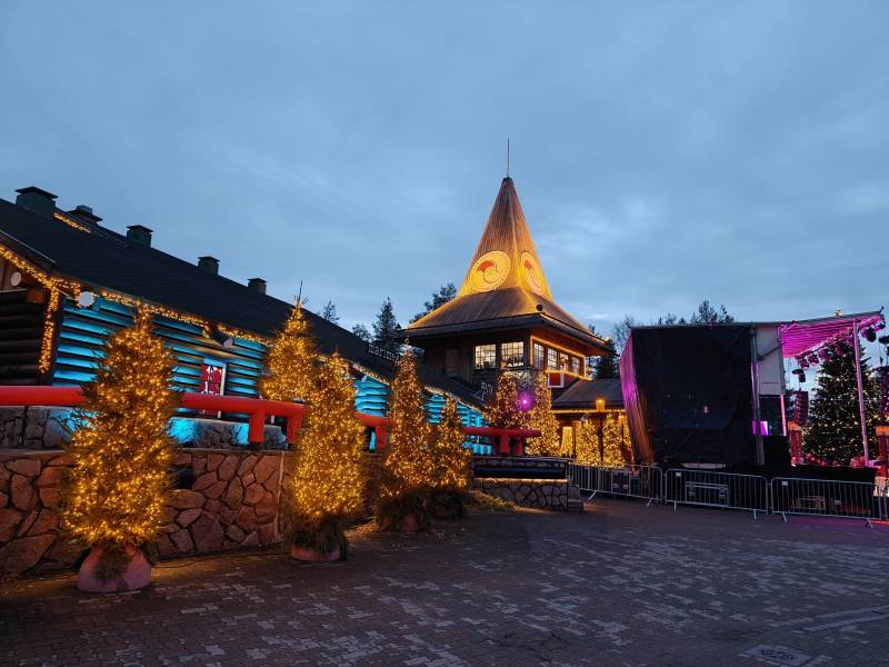 北极圈圣诞夜景灯光璀璨图片