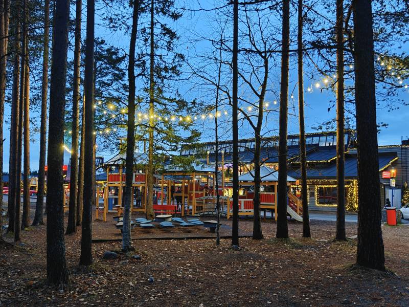 林间夜市灯火璀璨图片