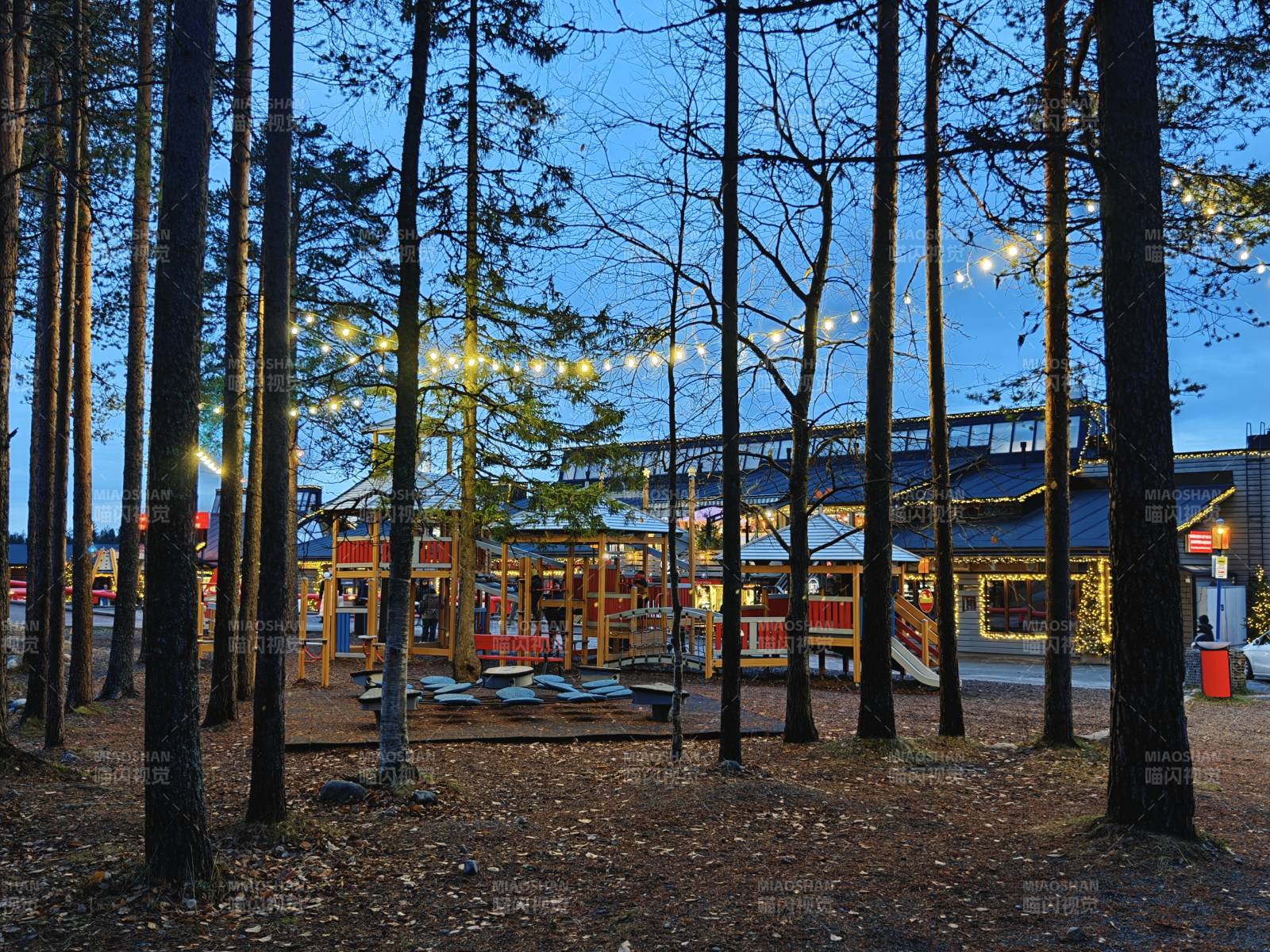 林间夜市灯火璀璨图片