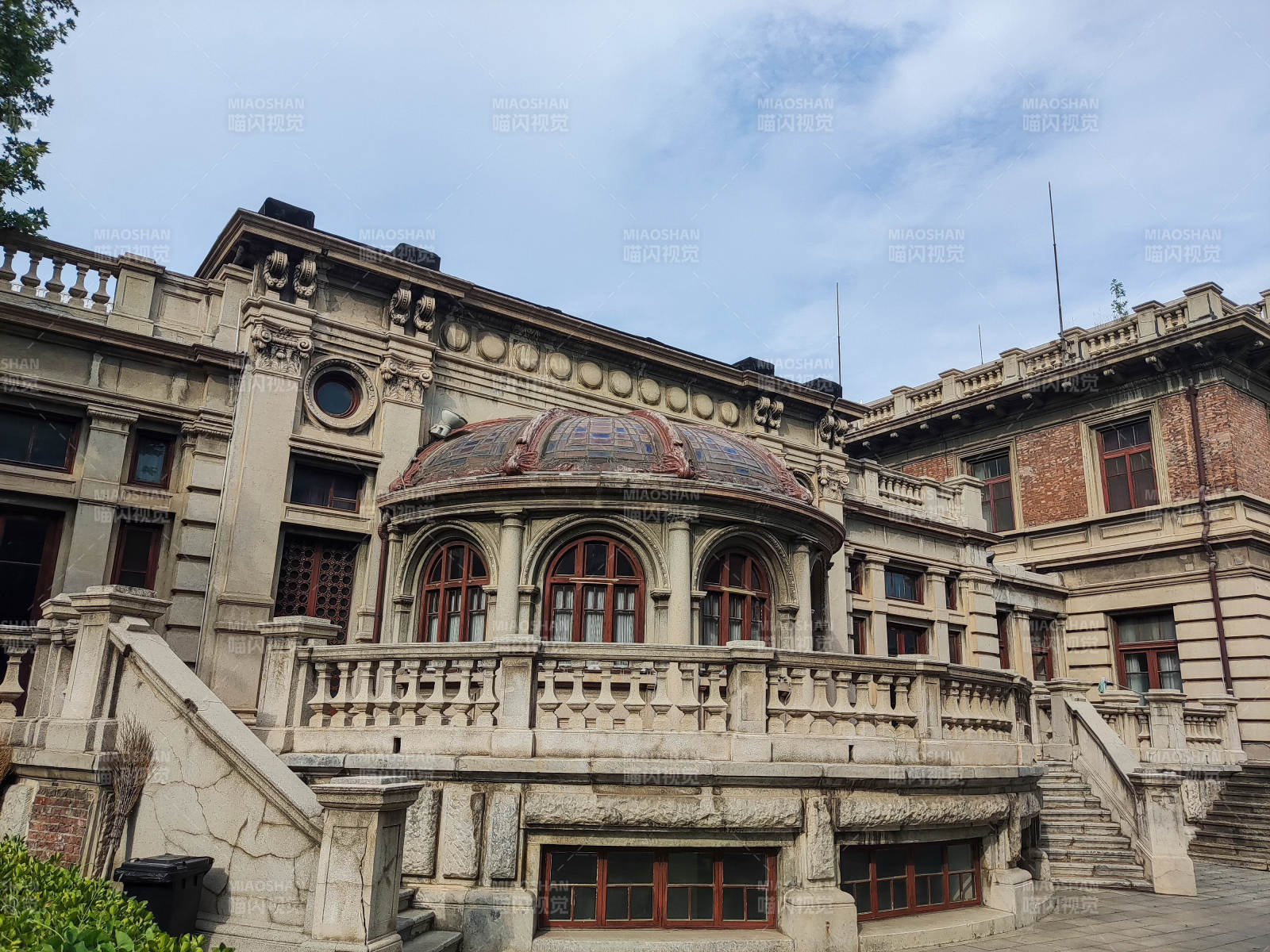 意式风情区古建筑庭院风光图片