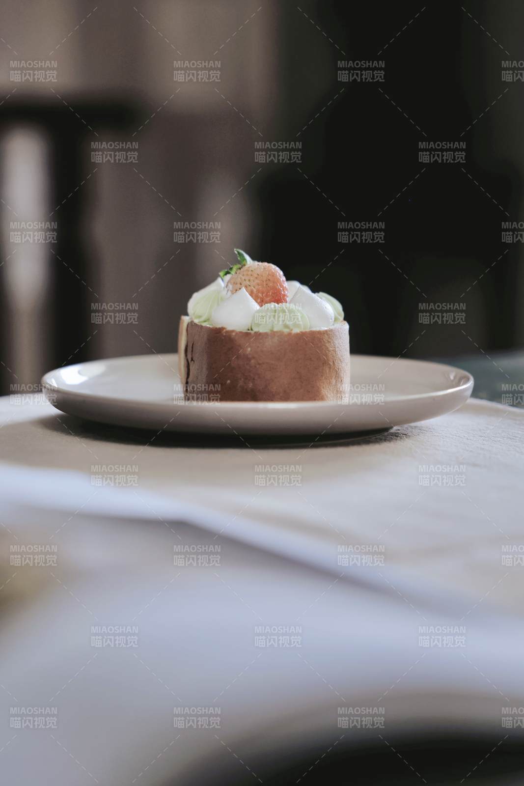 精致甜点 奶油草莓图片