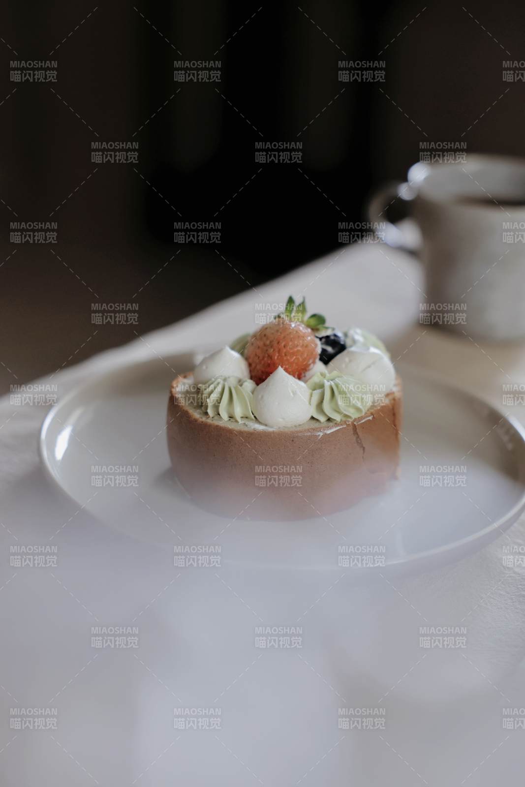 精致甜点 雾气缭绕图片