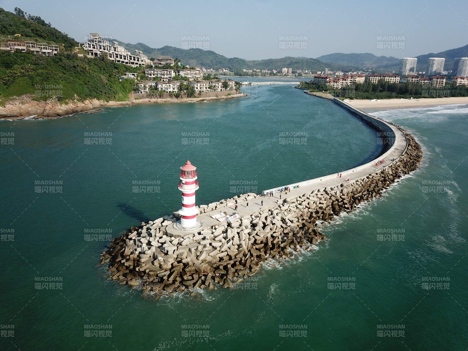 海南万宁 灯塔守望碧海蓝天图片