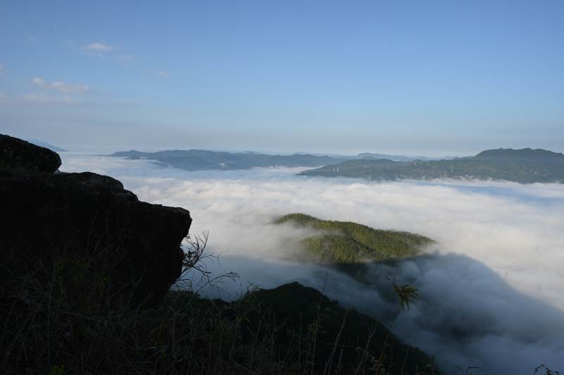 福建永泰仙妈殿云海缭绕山间图片