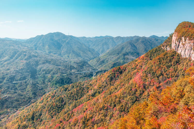 秋山层林尽染  十里飞瀑图片