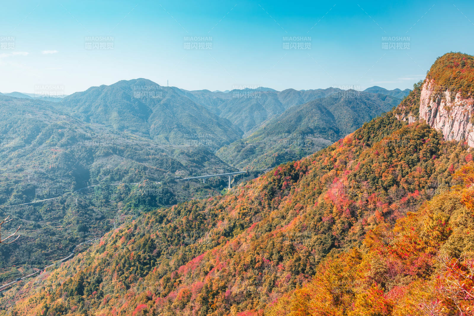 秋山层林尽染  十里飞瀑图片