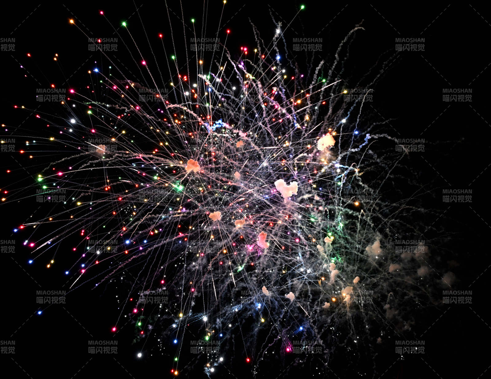 璀璨烟花绽放夜空图片