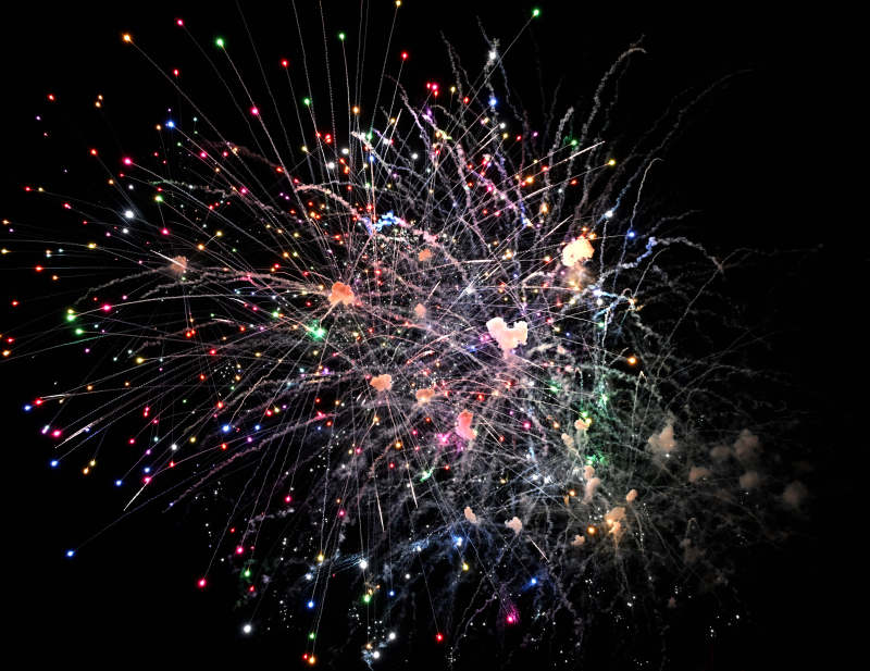 璀璨烟花绽放夜空图片