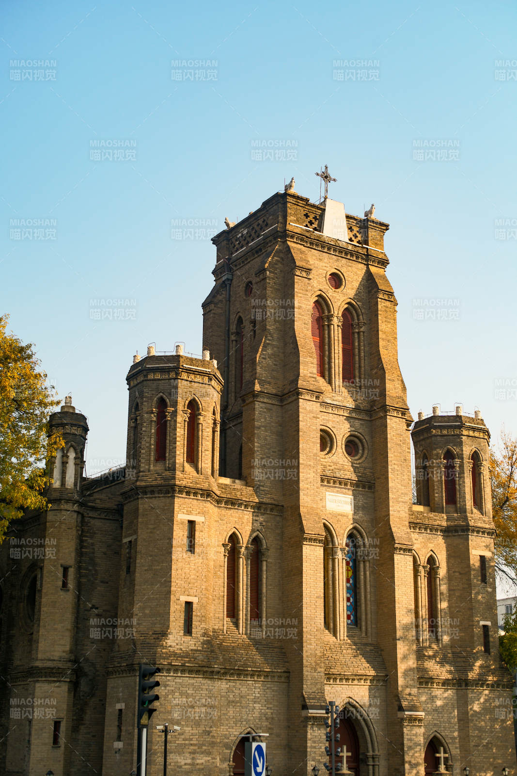 天津望海楼宏伟教堂矗立蓝天图片