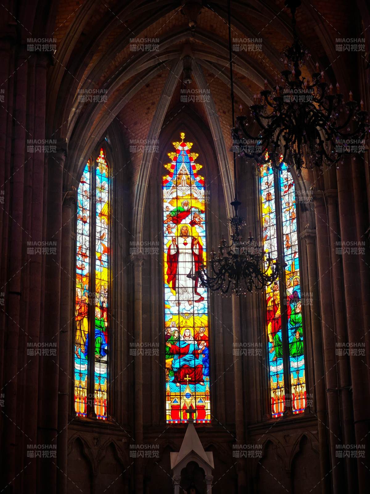彩窗教堂光影图片