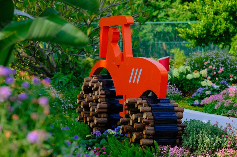 花园中的红色拖拉机图片