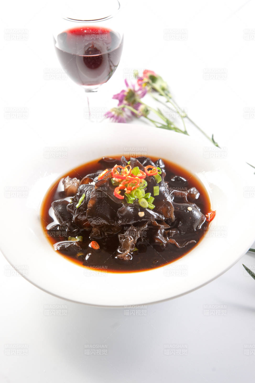 鲜豆苗拌桃仁图片