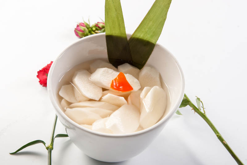 不锈钢汤锅装的火锅汤底山珍菌汤图片