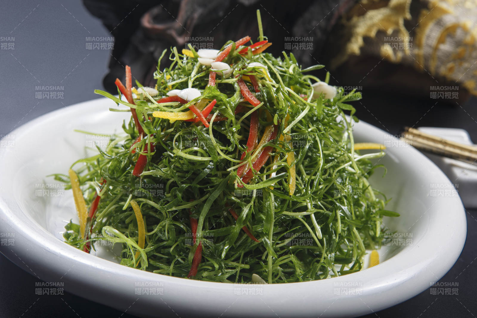 凉拌海鲜云松苗图片