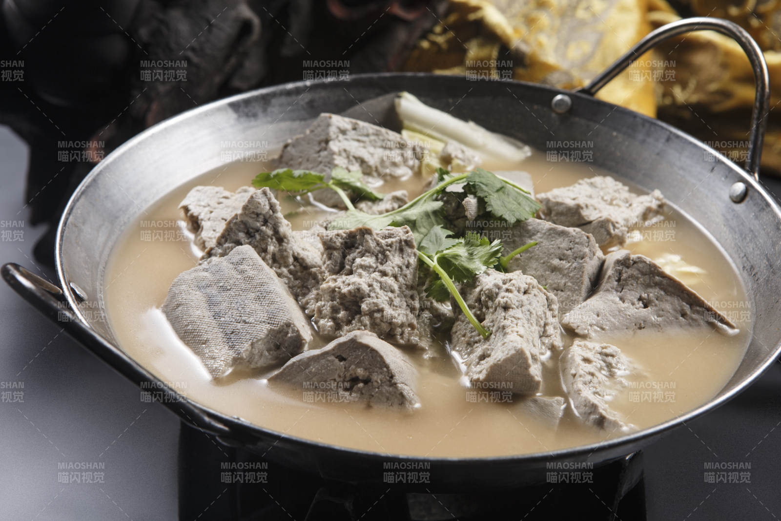 锅仔农家炖黑豆腐图片