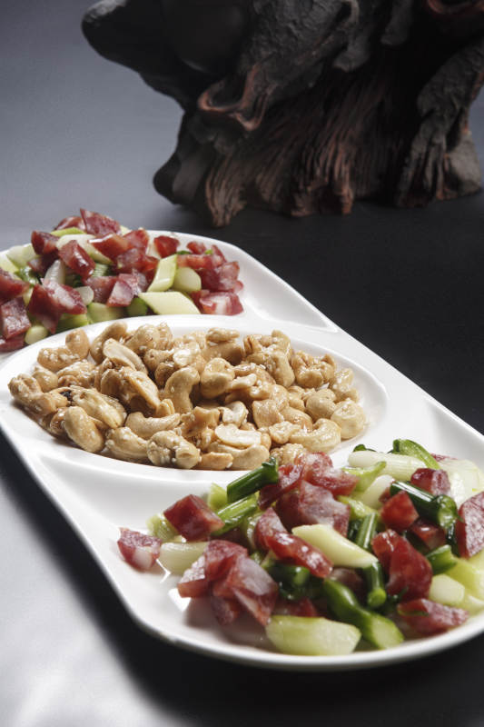 家乡炒粒粒香肠腰果芦笋图片