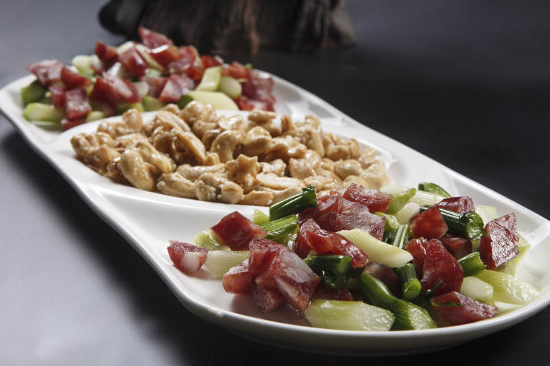 家乡炒粒粒香肠腰果芦笋图片