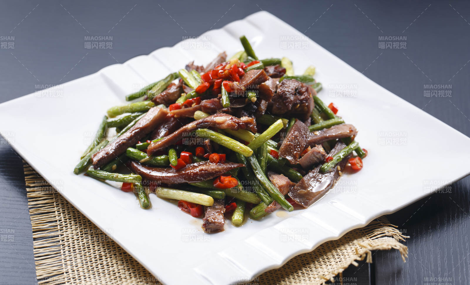 蒜薹辣炒猪头肉图片