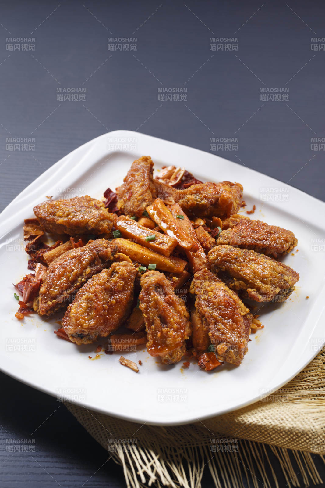 香辣油炸鸡翅中配红薯条图片