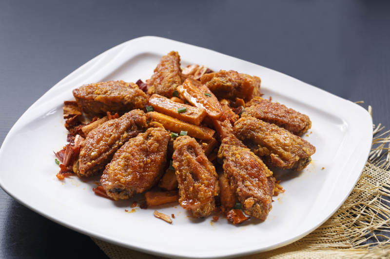 香辣油炸鸡翅中配红薯条图片