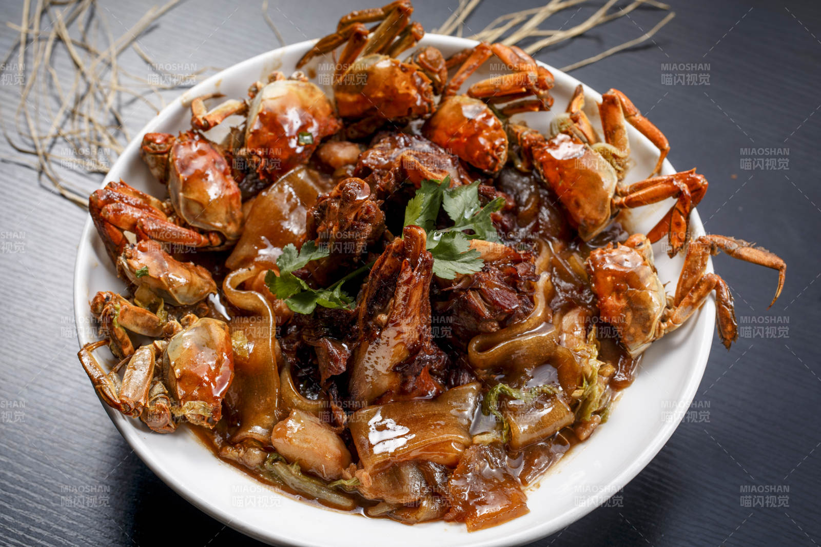 棒骨大闸蟹炖宽粉土豆图片