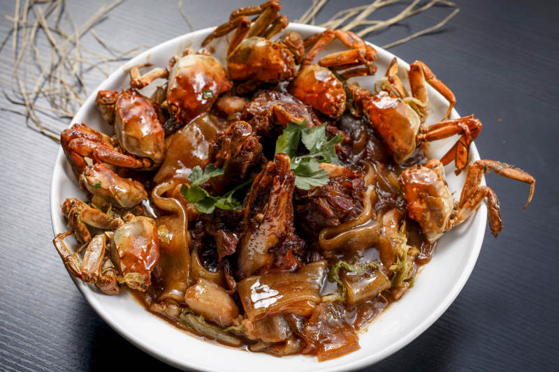 棒骨大闸蟹炖宽粉土豆图片