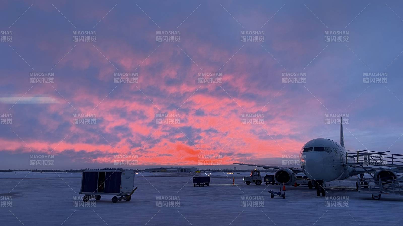 暮色机场静谧时图片