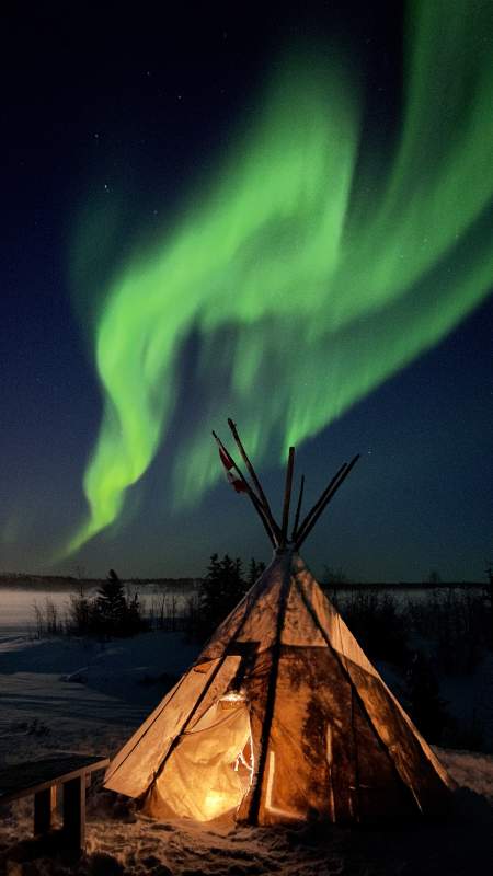极光下的帐篷图片