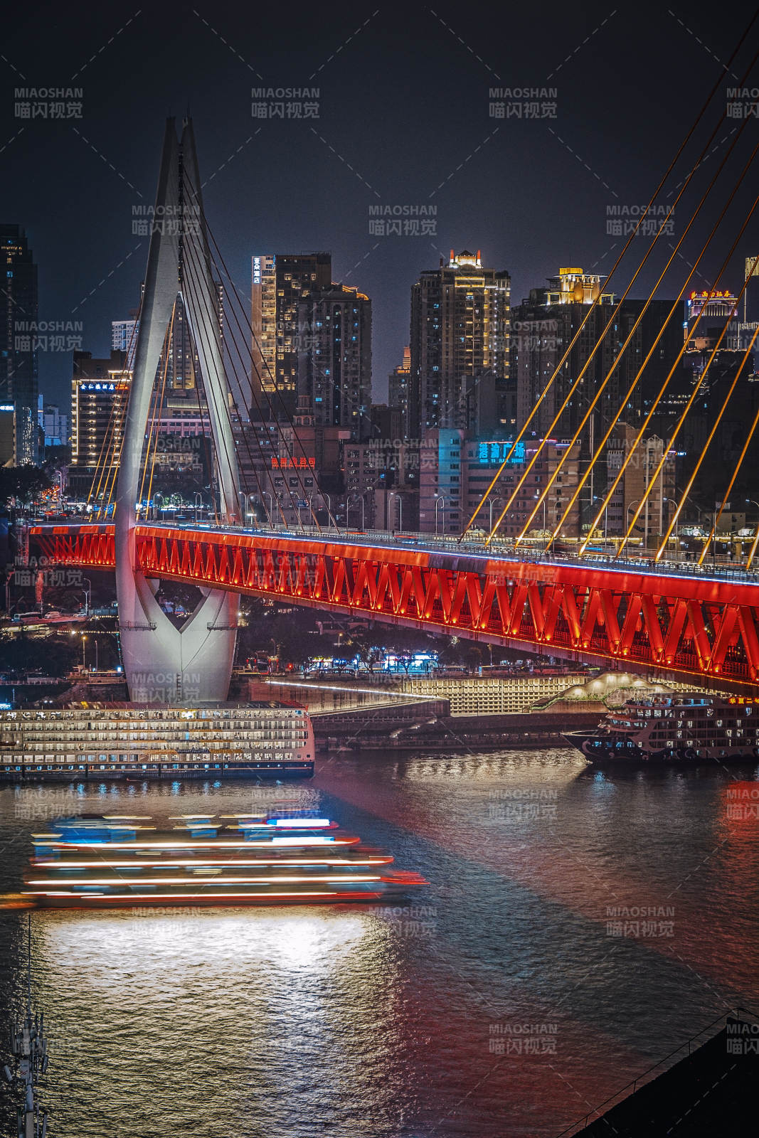 夜幕下的重庆千厮门大桥图片