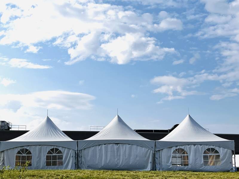 白色帐篷中聚餐图片