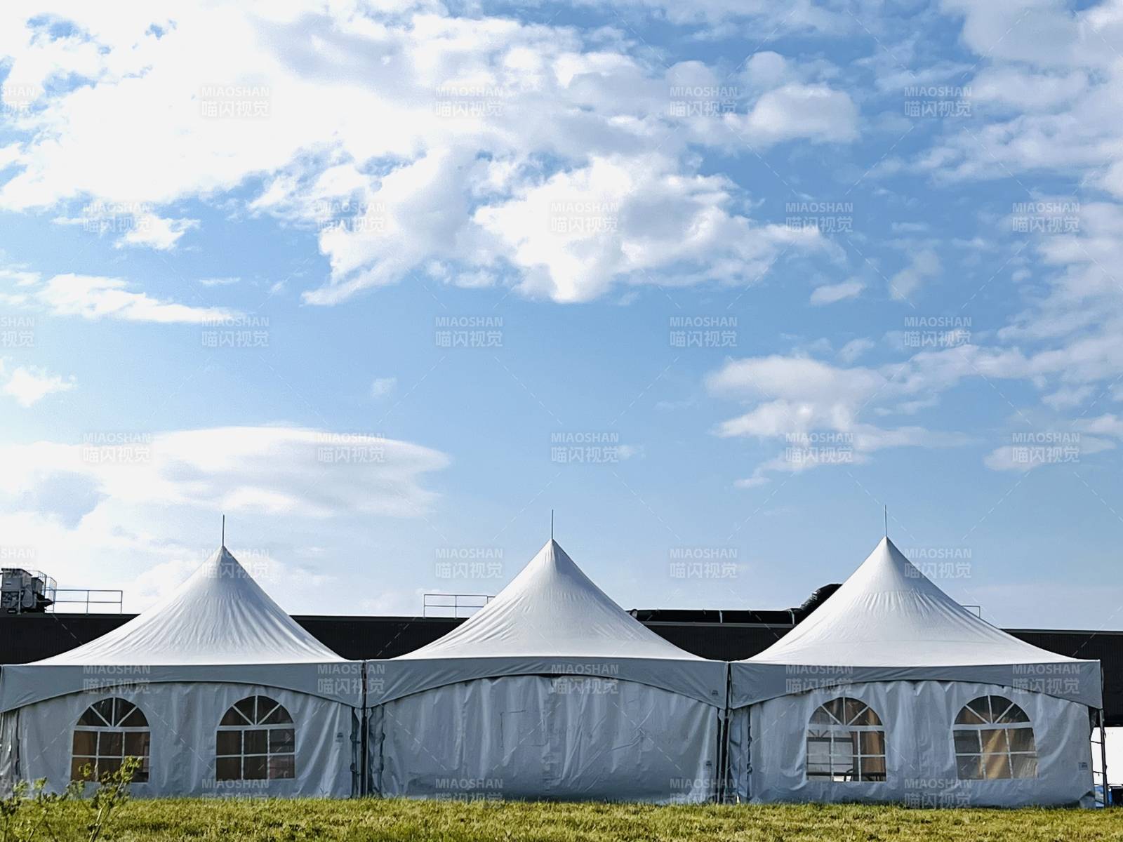 白色帐篷中聚餐图片