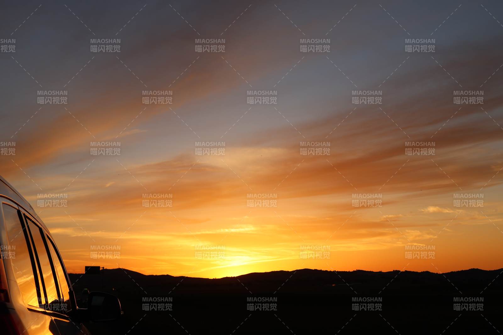 夕阳下的车影图片