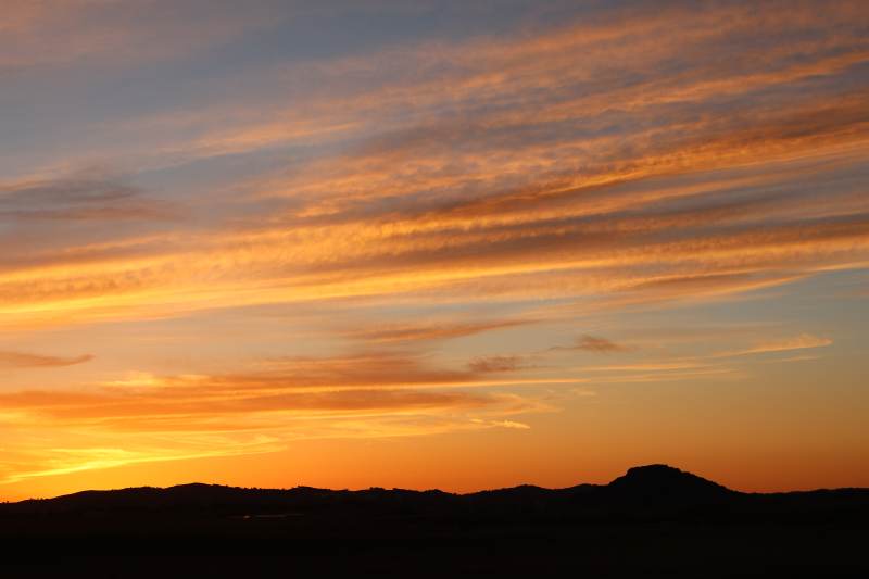 夕阳西下 山影如墨图片