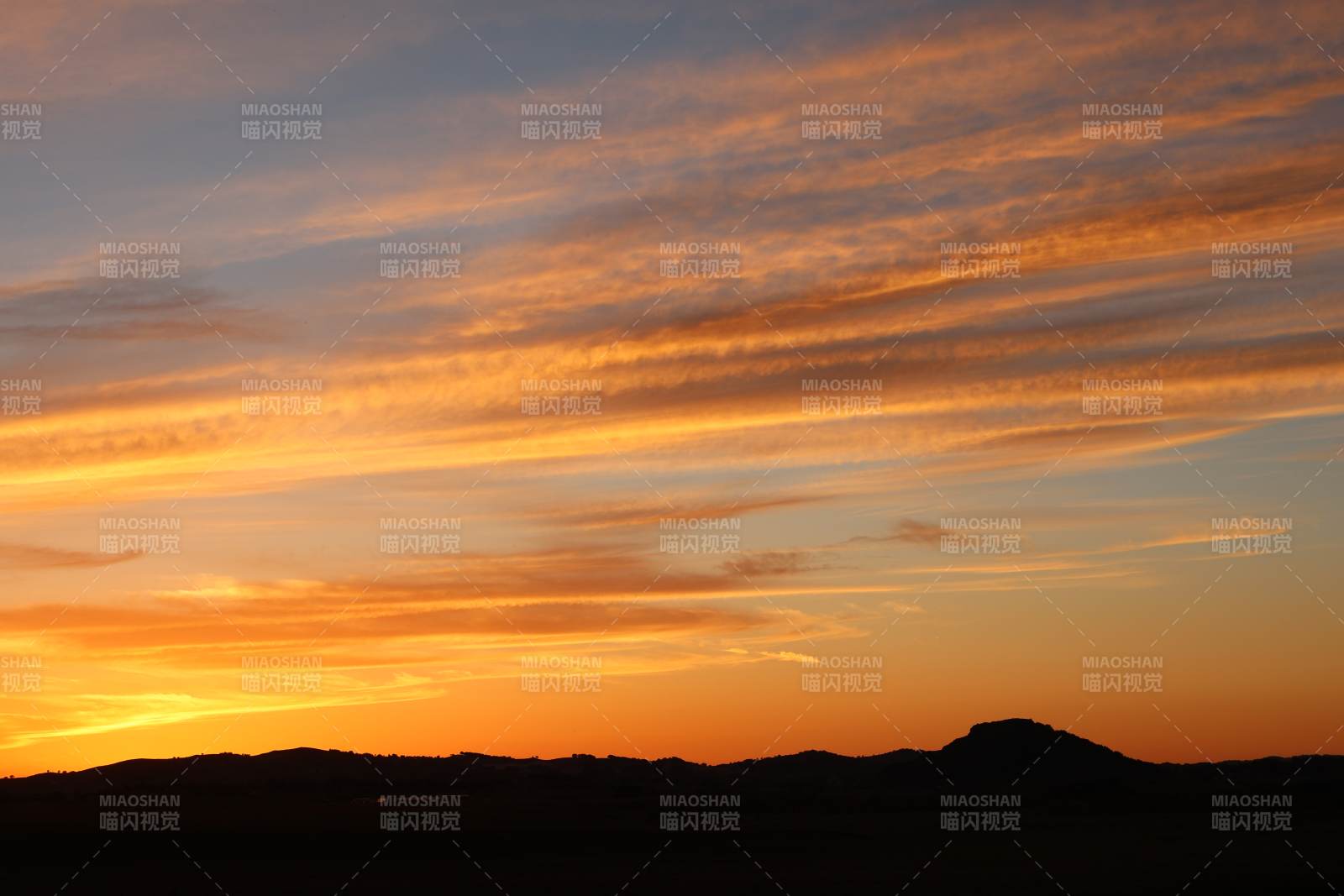 夕阳西下 山影如墨图片